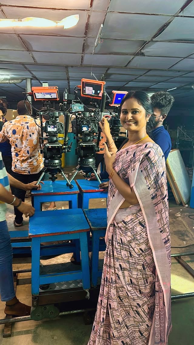 After very long time back going to perform on my fav Vijaytv serial as guest role 😍going to be revealing some interesting stuff in #ahakalyanam serial😜I hope will expect more love from u & support from my Insta family ❣️so kindly wait and watch my dear followers🤩❣️as you all wish VENNILA ON SCREEN 🔜 that also fav tv 🤩 pretty excited 😜let’s wait for tht track 🤩 amazing n super active team 💗•••••#vijaytv #vijaytvserial #ahakalyanam #guestlist #actinglove #funshoot #feelings #emotions #sad #revealing #secrets #storyteller #surprise #shock #shocking #instadaily #instafamily #followersinstagram #ilovemyfollowers #maketrend #fyp #happyme #excited #shootingday #shootingphotography