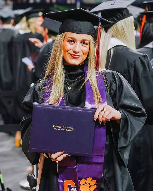 She did it! 🥹Congratulations to Kielyn McCright on her graduation! 🎓