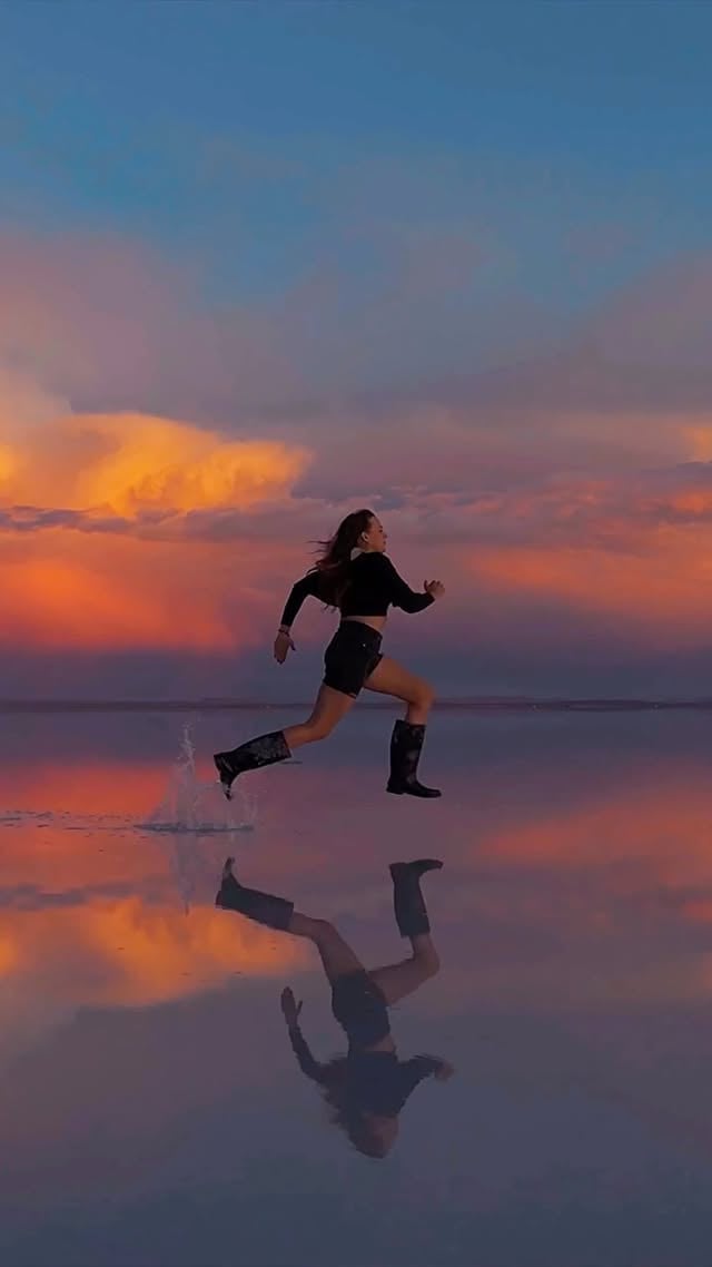 RUN AWAY! 🌀Was ich auf dieser Reise schon gelernt haben? Wir selber entscheiden gar nicht, wie unser Weg verläuft. Wir können eine Richtung vorgeben, doch bei allem anderen müssen wir die Kontrolle abgeben und uns leiten lassen.Können wir die Kontrolle abgeben - dann können wir auch in jeder Situation Freude finden. 🌀🌎🌺 Früher wollte ich alles geplant haben, jetzt weiß ich, dass es oft nicht geht und die schönsten Dinge doch irgendwie auf diesen langen und holprigen Umwegen entstehen! #südamerikA #südamerikareisen #uyuni #bolivia #bolivien #salardeuyuni by @yvonnepferrer