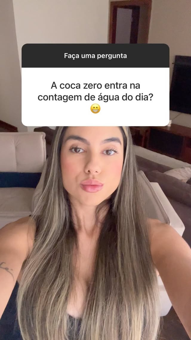 Embora a Coca-Zero possa ser consumida ocasionalmente em uma dieta saudável, ela NUNCA vai susbstituir a água. A água deve ser uma bebida prioritária para a ingestão diária de líquidos.A recomendação é que a contagem da ingestão diária de água considere apenas água pura. No máximo, pode-se incluir algumas variações, como água com limão ou com gás, desde que sem adição de açúcares ou outros aditivos.Outras bebidas como chás sem açúcar, sucos de frutas naturais e leites também podem complementar a ingestão hídrica diária, mas não devem ser contabilizados como água.Bebidas com cafeína, também não devem ser contados como água, pois podem ter efeito diurético e não contribuir para a hidratação.O ideal é priorizar o consumo de água pura, de 35-50ml/kg/dia, ajustando de acordo com fatores como clima, atividade física e necessidades individuais. E não.. coca-cola não “da pedra nos rins”, foi uma piada sobre substituir água pela coca-cola.Inclusive tenho um vídeo aqui no feed sobre coca-zero, que de fato, não tem muito sódio cerca de 49mg por lata..a piada não é em relação a coca causar nefrolitíase, mas sim pela substituição de água pura por coca-cola........#nutrição #nutricionista #nutri #nutririonica #agua #fitnessmotivation #fitness #meme #memefitness #fitmeme #hipertrofiafeminina #maromba #mememaromba #gymrat