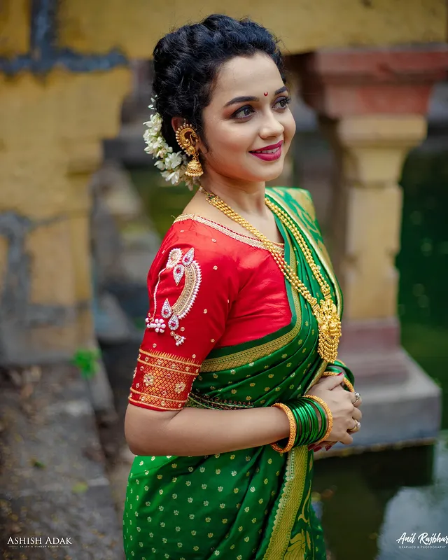 साडी आणि मी = ????तुम्हाला काय वाटतं comment मध्ये सांगा..🙂💕 MUH- @ashishadak_makeupartist #marathi #traditional #chandrakor #bindi #indian #actress #blessed #grateful #curlyhairgirl #rashmianpat by @rashmianpat