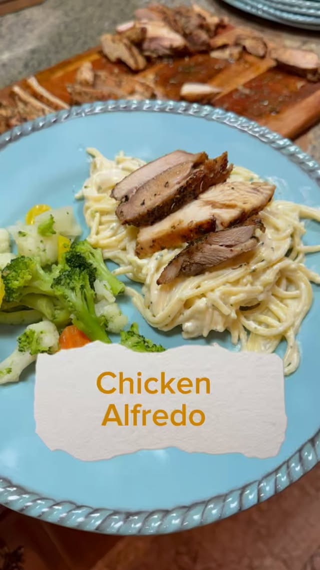 Comment “creamy” and I’ll send you the recipe for my homemade chicken Alfredo. ✨I used to buy Alfredo sauce in a jar and mix the chicken, sauce, veggies, and olives in with the pasta and it was a family favorite. Now I make my own sauce with real Parmesan and I don’t mix it altogether and the family still loves it. But it’s crazy how kids get used to a food being made a certain way and it takes time for them to learn to like new foods. So be patient mommas, take small steps on your journey to eating healthier. Your family will come round to liking it but it does take time. ♥️#alfredo #chicken #pasta #homemade #yum