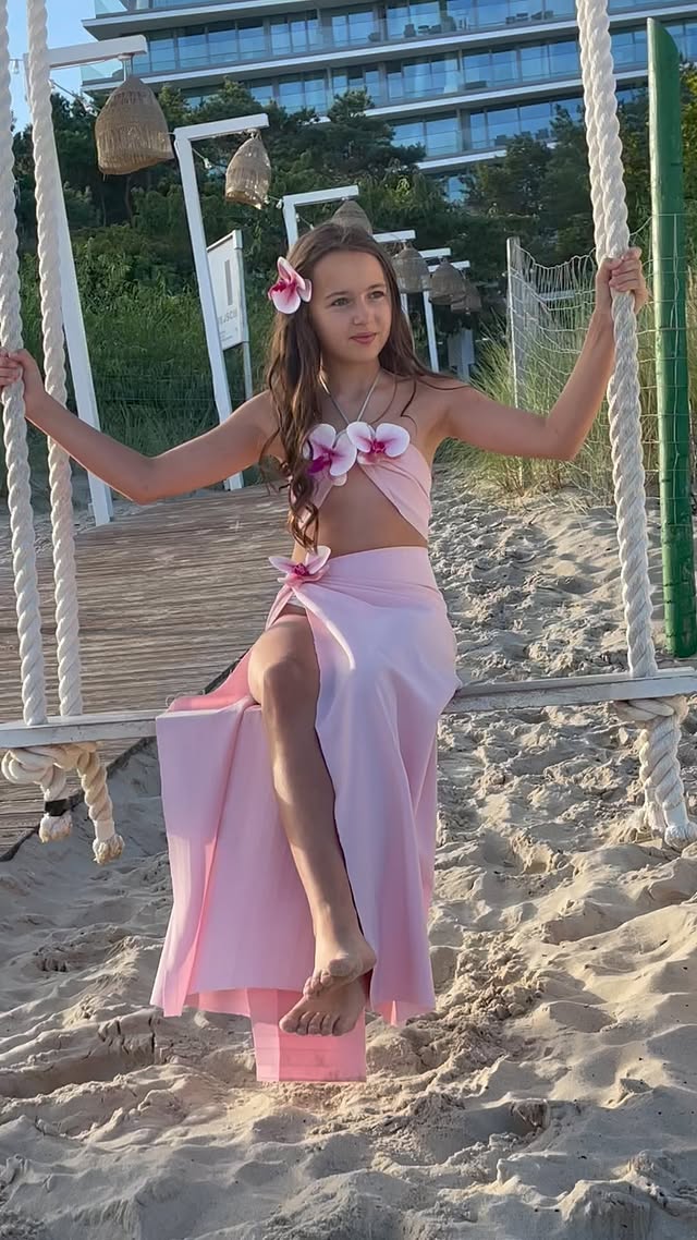 A beautiful beach on the Polish coast🏝️🏝️🏝️ @miedzyzdroje ❤️📸 @krzysztof_widrowski ❤️❤️❤️👗 made by mom❤️#modelkids #modelkidstagram #modelkidsstyle #beautifulgirls #happy#cutte #voguemagazine #internationalmodel #newyorkfashionweek #fashion #instamodels #pretty #fotografia #loveshoot #reels #modelmagazine #photography #miedzyzdroje #beach #plaza #holidey