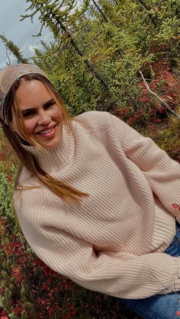 The very true story of how I wore jeans and nylons in -41 on my first day in Beaver Creek. 

〰️〰️

Where is your favourite place to walk? Let me know in the comments 🌿🤍

📍Traditional territory of the White River First Nation