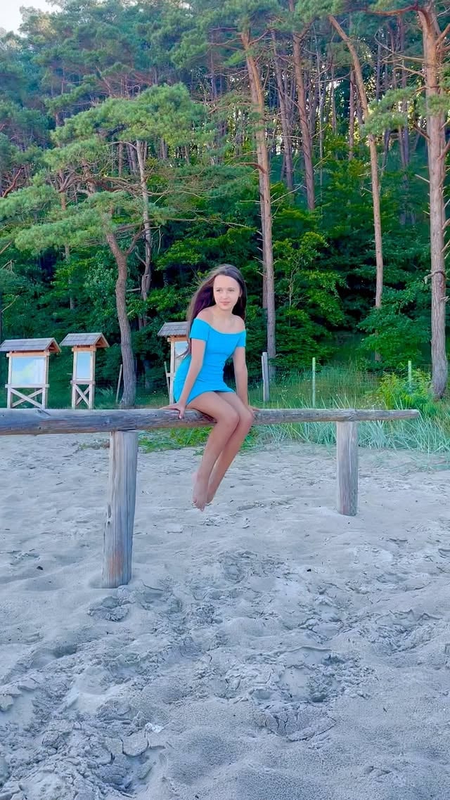 🏝️🏝️🏝️Polish Coast🏝️🏝️🏝️📸 @krzysztof_widrowski ❤️👗 @clementstwins ❤️❤️👗 @shopkaveah ❤️❤️ #modelkids #modelkidstagram #modelkidsstyle #internationalmodel #voguemagazine #magazinemodel #cutte #prettygirls #happy #holidey #beach #reels #plaza #brunette