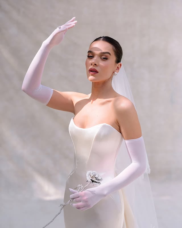 It’s the one silver rose and the gloves for me. @haileesteinfeld such an incredible weekend spent with you and @joshallenqb and you’re amazing family and friends. Follow @beausociety to see more exclusive photos on the newsletter. Planner: @mindyweiss Video: @aaronnovakfilms Dress: @tamararalph Styling: @robzangardi & @marielhaenn Hair: @gregoryrussellhair Makeup: @maryphillips Nails: @tombachik Florals: @celiosdesign @sonyalpha all images processed with the new “Jose Villa Studio” presets @josevillapresets #josevillapresets by @josevilla