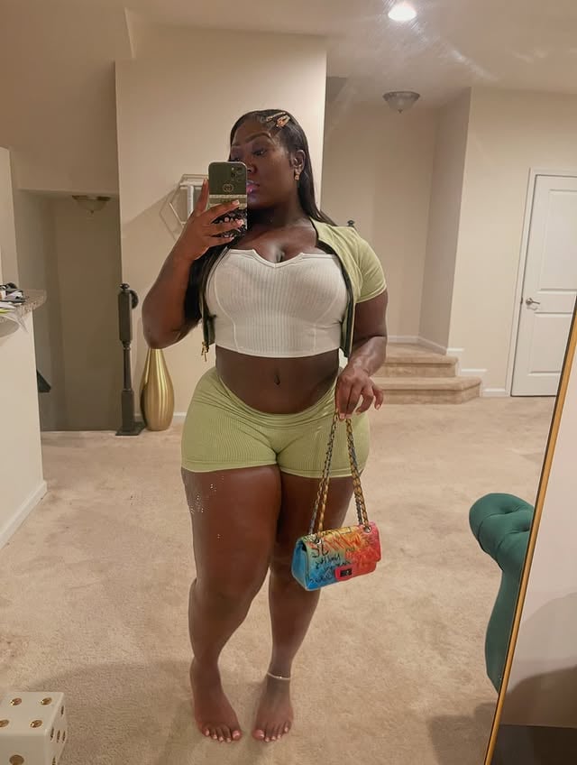 Almost 6 months prego & still the baddest🤧🤍💫 by @sooochocolate