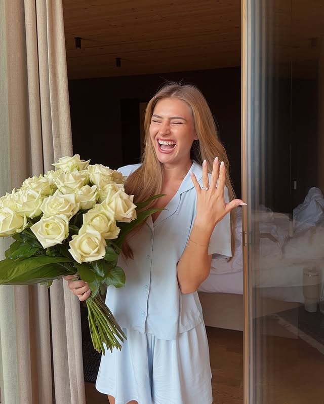 I WOKE UP ENGAGED 😭💍 Können wir darüber reden, dass ich vor dem Antrag noch so Stories aus Joke hochgeladen habe und er dabei zusehen und nichts sagen konnte?😂ICH HAB EINEN ANTRAG BEKOMMEN!! HÜPFE IMMER NOCH DURCHS ZIMMER 😭💛💛💛 by @annavonklinski