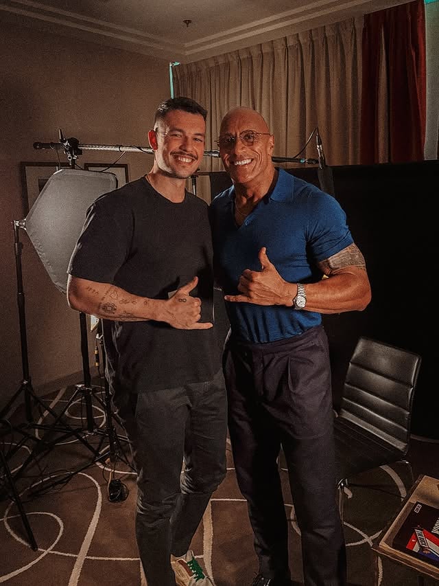 Ein Moment der für das Leben bleibt. 🥃10:13 min. Das ist die Zeit die ich mit meinem Idol, einem meiner größten Vorbilder Dwayne @therock Johnson verbringen durfte. Diese 10:13 min waren wie ein Full Circle Moment. Eine meiner liebsten und längsten Erinnerungen mit meinem Papa waren, als ich 2003 mit ihm auf der Couch eingekuschelt saß und wir gemeinsam The Scorpion King geschaut haben. Meine Eltern haben Dwayne schon immer geliebt und ich hab es gleich getan, mein gesamtes Leben, seit ich in der 2/3 Klasse dem Wrestling verfallen war…🖤Und dann kam heute, 22.09.2025, Minuten in dem Gang bevor es ins Interview ging, die sich ewig anfühlten. Mein Herz schlägt locker 180 mal die Minute. Dann gehts rein in den Raum und die Zeit steht still. Dwayne und ich schlagen ein. Alle erschrecken sich, weil der Knall so laut ist. Dann gibt’s eine dicke Umarmung, als wären wir Buddys die sich schon ewig nicht gesehen haben. Wir sprechen über das Leben, über uns, wie schön es ist Dad‘s zu sein und wir sprechen über unsere Väter, die beide von oben auf ihre Söhne schauen. Irgendwie surreal alles, aber dieser Bucketlistmoment hätte nicht schöner sein können. Muss das erstmal verarbeiten..Cheers Dwayne 🥃👊🏽..English in the comments 🤍 by @timjohnsonx