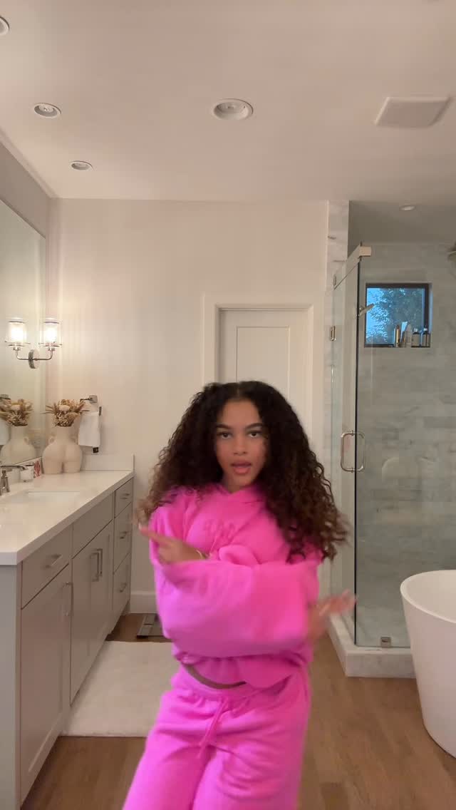 💞 by @_shaimoss
