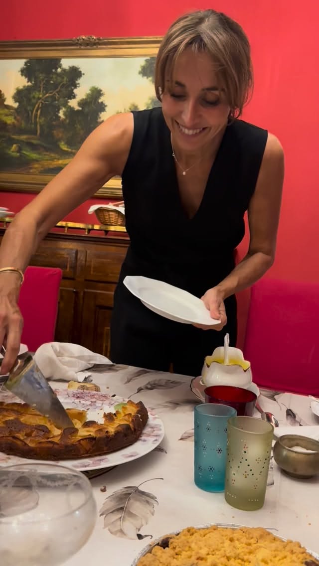 Per la rubrica “le torte di mele più buone del mondo” ecco un dolce che potrebbe vincere a mani basse. Ps: se volete vedere quanto sono stordita.. guardate il video fino in fondo! Ingredienti: 3 o 4 mele, 2 tuorli, 150 g di zucchero, 50 g di burro ( metà nell’impasto, metà sulle mele prima di infornare) 1/2 bicchiere di latte 180 g di farina 1 cucchiaio di lievito, vaniglia, scorza di limone, un pizzico di sale. In forno a 180 g ventilato 30 minuti. Crema alla vaniglia: 1 cucchiaio di amido di mais, 110 g zucchero, 1 stecca di vaniglia, 4 tuorli d’uovo, 500 ml panna.in una pentolino sbattere i tuorli d’uovo con lo zucchero, l’amido di mais, i semini di vaniglia. Unire e il latte caldo cuocere a fuoco dolce ; mescolare e fate addensare sul fuoco