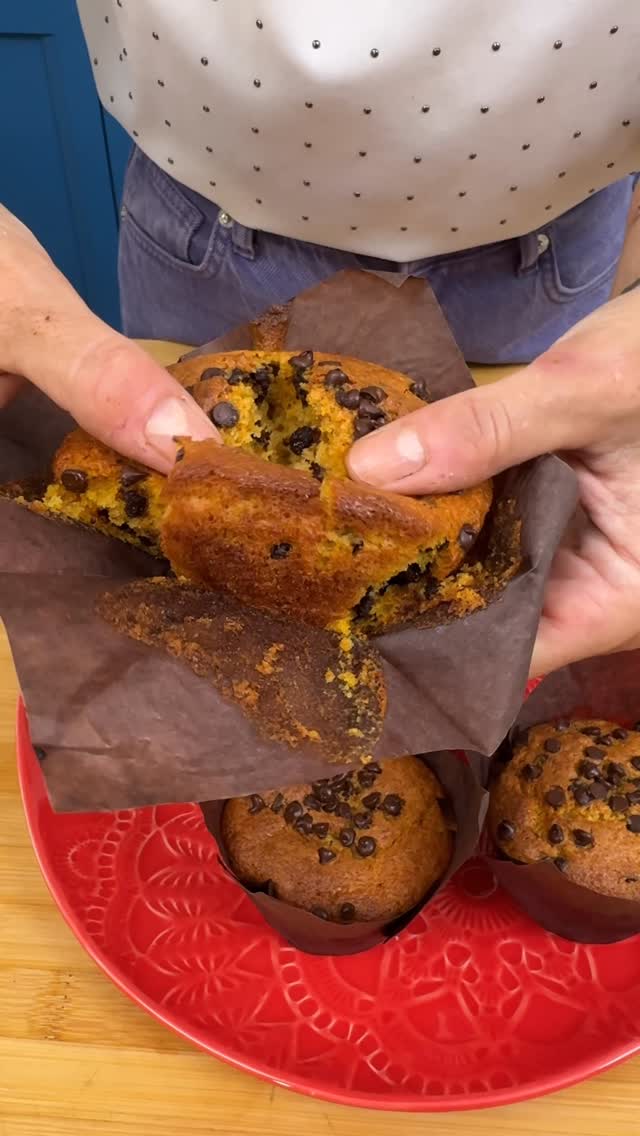Fuori è buio, è arrivato l’autunno e Halloween è alle porte… non potevo non preparare dei muffin alla zucca!🎃 Vi lascio nelle serie il link per vedere la ricetta, passo per passo su YouTube.200 g di zucca in forno a 200° per circa 20-30 minuti.Una volta cotta, frullatela con 100 g di zucchero, 70 ml di latte, 50 ml di olio di semi e 1 uovo. Aromatizzate con curcuma, cannella e un pizzico di sale. Dopo una prima frullata, aggiungete 70 g di farina e una bustina di lievito per dolci. La consistenza non deve essere troppo liquida. Aggiungete tante gocce di cioccolato e mescolate bene. Versate nei pirottini e cuocete in forno a 180° per 20-25 minuti.
