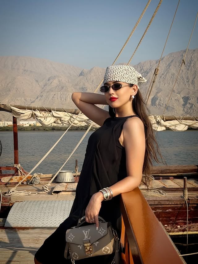 Chasing horizons and heartbeats ☀️ 🗺️ 🍸 ......@visitrasalkhaimah @heartofrak @brandit.india @suwaidi_pearls ✨✨ by @riyasharmaa_09