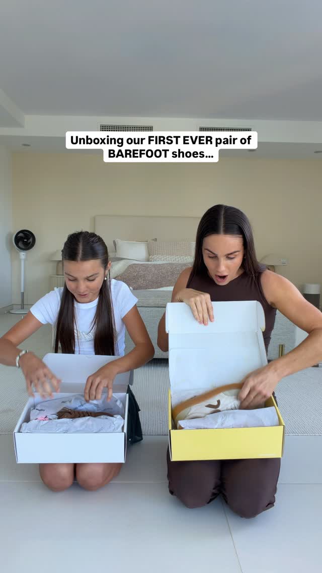 I’ve been changing my plastic clothing to natural fibers and now I’m experimenting with barefoot shoes. I was so excited when @ohneproject sent me some barefoot trainers to try. They are also plantbased too! I’ve been learning so much about how our feet impact the health in the rest of our body, especially our posture and muscular imbalances and tension. I wear toe expanders daily and I do foot stretches so now I can help support my feet further with the shoes I wear. What do you think of these? We’re seriously impressed 😍 ad gifted by @siennahopes
