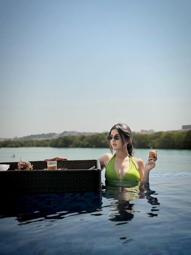 Nothing like a good brekkie 🥐 ☀️ 🍓 #majormissing 🇦🇪 by @riyasharmaa_09