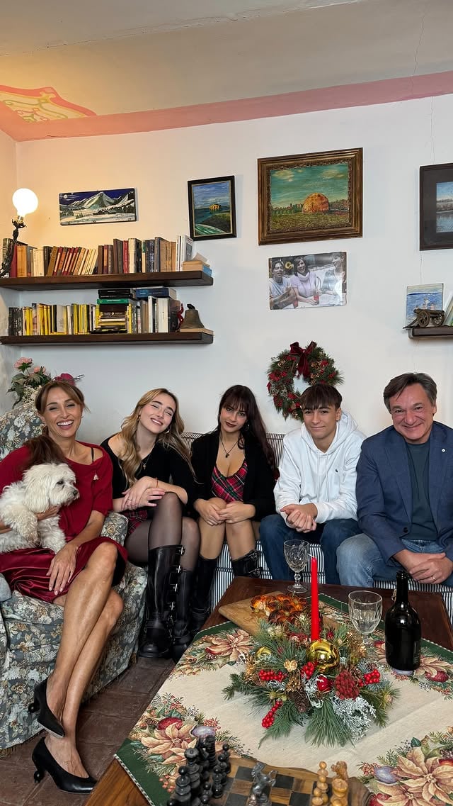 Ecco un riassunto di come abbiamo decorato l’albero quest’anno al Moro.. con tanto di Danubio farcito.. un po’ bruciacchiato, ma che importa. Quello che conta è stare insieme ♥️ @matildecaressa @eleonoracaressa per il Danubio.. basta tagliare la pasta della pizza in tanti quadrati, avvolgere ogni ciliegia di mozzarella in una fettina di salame e poi nel quadrato di pasta della pizza facendo tante palline. Comporre l’albero e poi spennellare con passata di pomodoro e olio. Cuocere a 200 gradi per 15 minuti circa