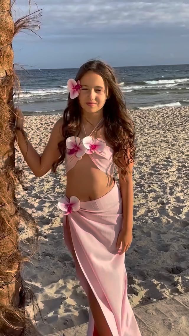 A wonderful beach on the Polish coast🏝️ @miedzyzdroje ❤️📸 @krzysztof_widrowski ❤️❤️❤️👗 made by mom❤️#modelkids #modelkidstagram #modelkidsstyle #modelinsta #voguemagazine #cutte #gappy #prettygirls #beach #plaza #girl #internationalmodel #modelmagazine #collab #supermodel #brunette #loveshoot #collab #polskimodel #fashionmodel #photigraphy #portraitphotography