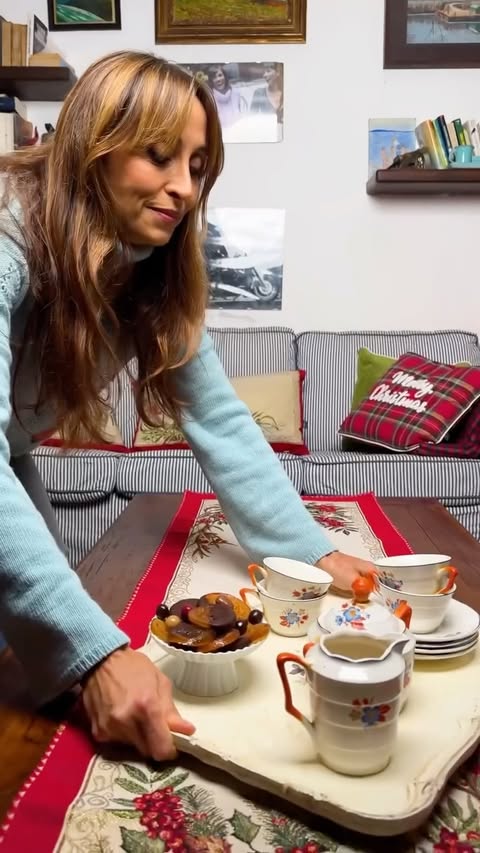 Non sono carinissimi questi “BiscoTE”? Biscotti a forma di bustina da tè! Sono perfetti per una merenda con le amiche o anche da gustare da soli . Quando li preparo, mi piace creare l’atmosfera giusta, magari sul divano, circondata dai meravigliosi cuscini e runner super natalizi di VINGI! Sono loro a rendere magica la mia casa in queste feste. Prepararli è facilissimo. Vi serviranno: 300 g di farina, 150 g di zucchero, 150 g di burro freddo a cubetti, una bustina di vanillina, un pizzico di lievito, un uovo, un pizzico di sale e 250 g di cioccolato fondente per la golosa copertura. Usate un modello di cartoncino per ritagliarli con precisione e fate un piccolo buchino prima di infornarli a 180 °C per 15 minuti! Una volta raffreddati e intinti nel cioccolato fuso, aggiungete il cordoncino e sembreranno vere bustine di tè!@vingiricami #adv