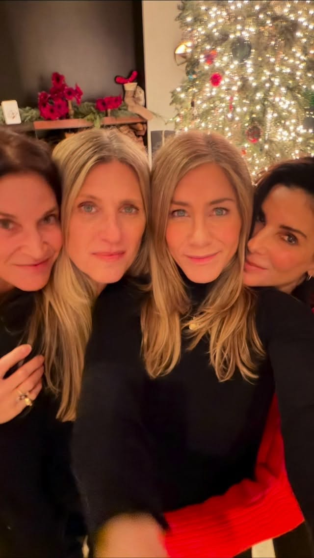 BUH-BYEEEEE 2025 👋🏼 ❤️ by @jenniferaniston