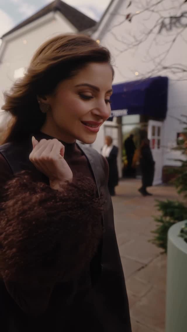 Happy Boxing Day from @bicestervillage It’s been almost a year since @kanik4kapoor ‘s last visit, and the Village just keeps getting better — so many new boutiques, plus the perks I know and love.Plus, don’t miss The Extraordinary Sale - with up to 70% off the original retail price. And if Boxing Day shopping isn’t your thing, The Big Freeze means you can enjoy these prices until 31 December, with new pieces dropping daily.#kanikakapoor #london by @kanik4kapoor