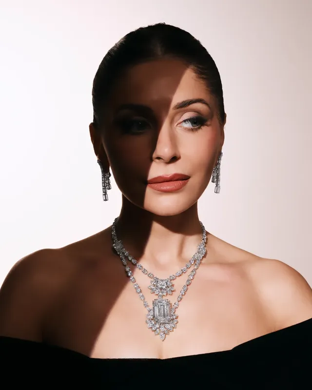 Kanika Kapoor rings in the New Year for us at Chatila wearing our “Golden Light” diamond of 100 carats at the centre of this breathtaking diamond necklace. by @kanik4kapoor