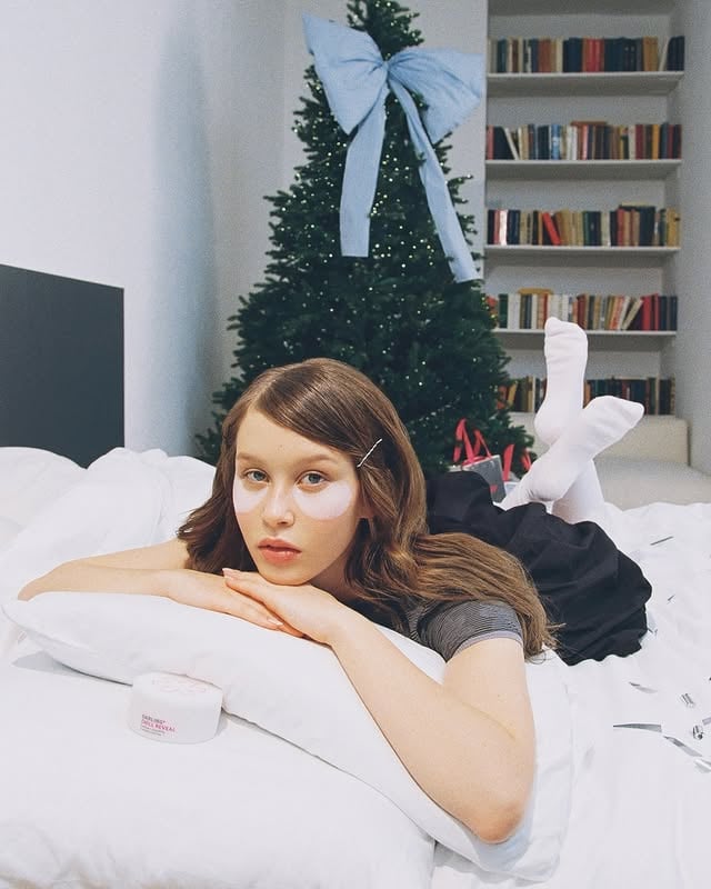 Afterparty 🎄🎀💆🏼‍♀️ @anka.peresild_ for DARLING*Photo & Video @maduisy Mua @lotzkristinaaHair @lidiamaletsStyle @ckriiiisLight @vi.chizhikPR @pritulenkopr by @maduisy