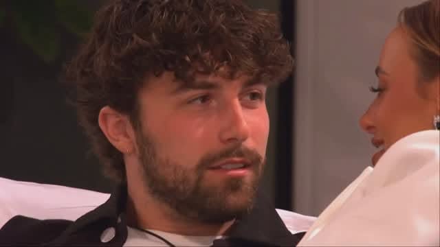 Millie has the friends and family stamp of approval, of course! Can’t wait for Zac to spend 1-2 months in the U.K. pubs with Mr. Court before this cowboy and cowgirl move to the Wild West🥰🇺🇸🤠

#loveisland #loveislandallstars