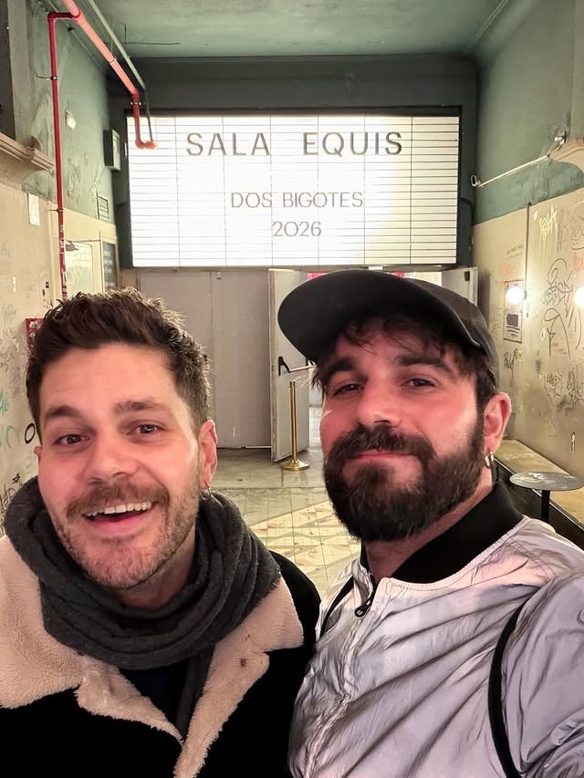 Sigo aquí 🥰#LaCuaderna 🏳️‍🌈@editorialdosbigotes @salaequismadrid by @jensdefries