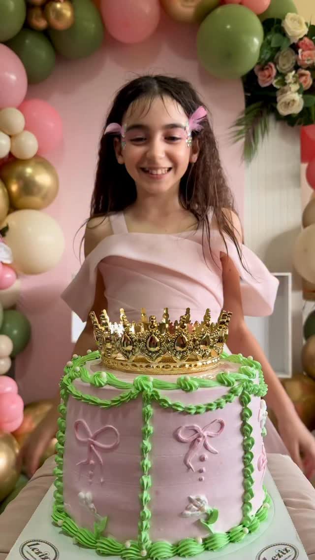 Sanki daha dün doğdu gibi ama iyisiyle kötüsüyle tam 10 sene geçti ve Pandela 10 yaşında 🥹 Her gününe bin şükür 🤲 En güzel yaşlarının başlangıcı olsun inşallah 🙏 İyi ki doğdun iyi ki benim kızım oldun 😍 Senin doğum günün ama benim en güzel hediyemsin güzel kızım benim 🥹 by @savasanbaba