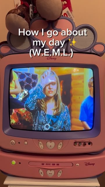 how i go about my day 🖖🏻✌🏻✨

#2000s #nostalgia #throwback #2000snostalgia #y2k #nostalgic #2000skids #y2kaesthetic #2000saesthetics #disneychannel #camprock #demilovato
