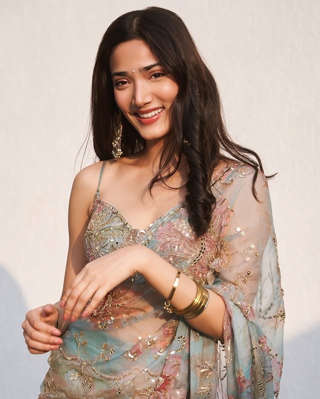 In frame: @medhashankr Styling: @namrata.deepak_ Outfit: @mahimamahajanofficial Assisted: @mayurkothari_photography by @whitepinkbluestudio