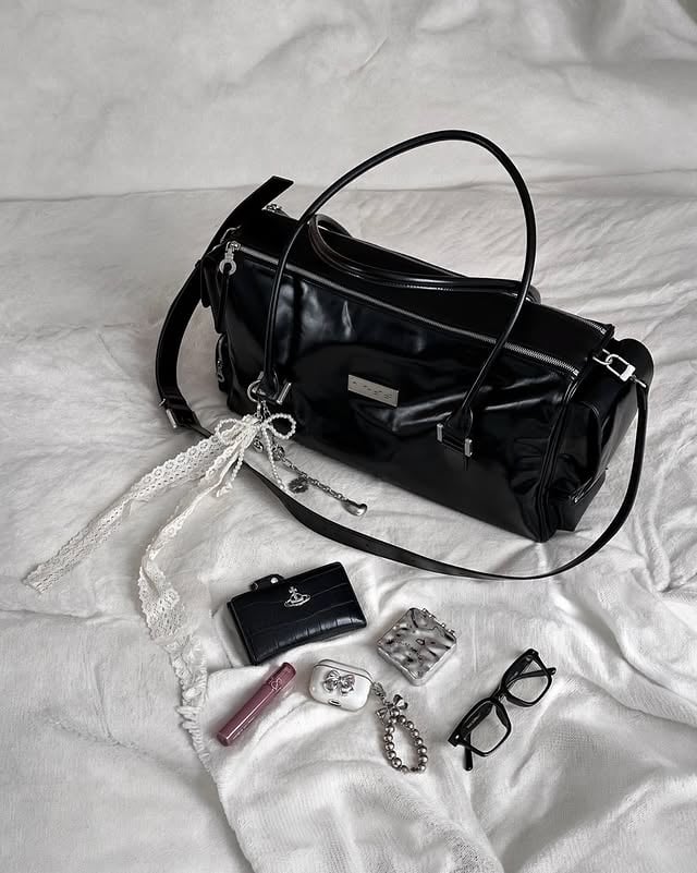just a girl having fun with her new bag ♡ @aeststudios !! #gifted #fashion #ootd #aeststudios #cider by @red_doll_ars