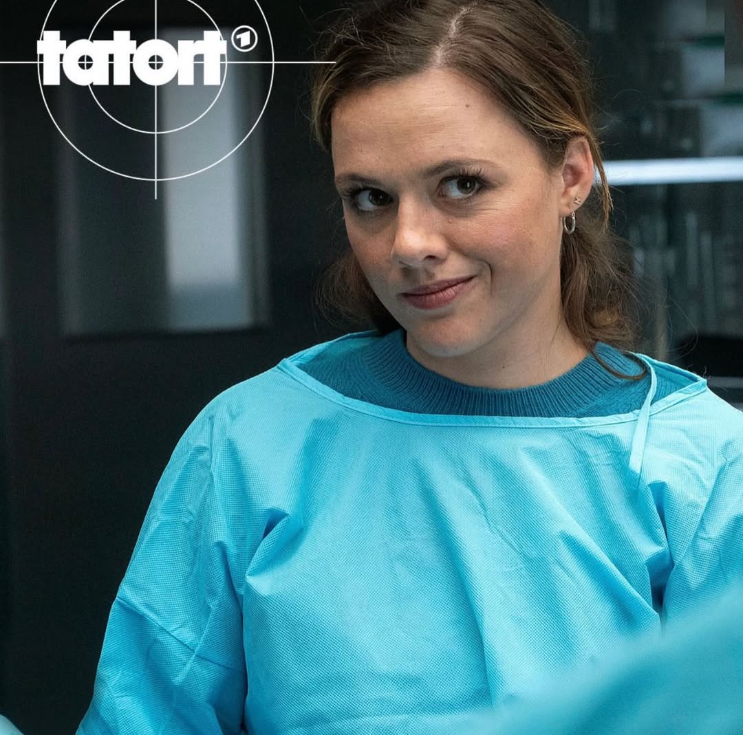 Es war mir eine Ehre 📺🩻🧪 @tatort @wdr Anzeige Wie hat euch der Krimi gestern gefallen? Bin gespannt auf euer Feedback…🤭🤍 Den Fall könnt ihr euch in der @ardmediathek jederzeit online anschauen. 🤗ardmediathek.de/tatortThanks to: @bavariafiction @schauspielagenturliemofficial #tatortmuenster #tatort #BavariaFiction #daserste #wdr #magicmom by @yvonnepferrer