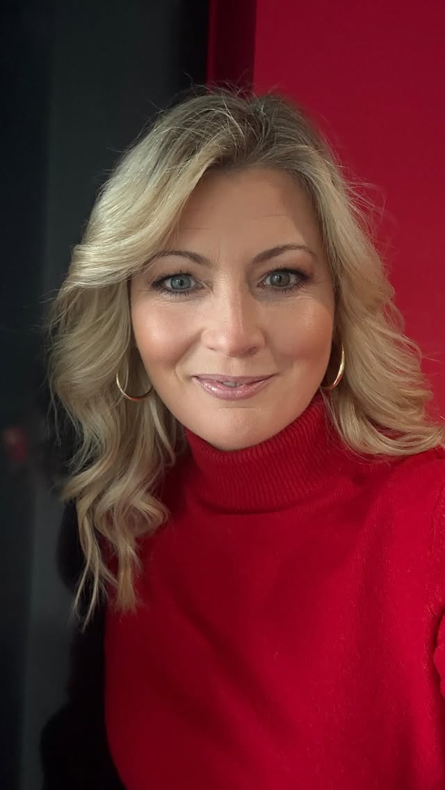 Liebe mit KI ? Wie sich immer mehr Menschen den perfekten Partner selbst erschaffen.Saskia Denzinger aus Starnberg hat einen Lebensgefährten. Einen echten Mann. Trotzdem hat sie sich online einen zweiten Partner erschaffen. Immer mehr Menschen suchen die Liebe mit künstlicher Intelligenz. „Bauen“ sich den perfekten Partner. Ein Partner, der immer für einen da ist und immer zuhört. Wie das funktioniert testet Single-Mutter Natascha Negron. Zwei Wochen lang beobachten „Life“-Reporter dieses Experiment. Und sprechen mit dem Mann, der mit dem Partner-Baukasten aus dem Internet reich geworden ist.#lifedasmagazin #sagamedia #verliebtinki #kiliebe #kuenstlicheintelligenz by @annikabegiebing_official