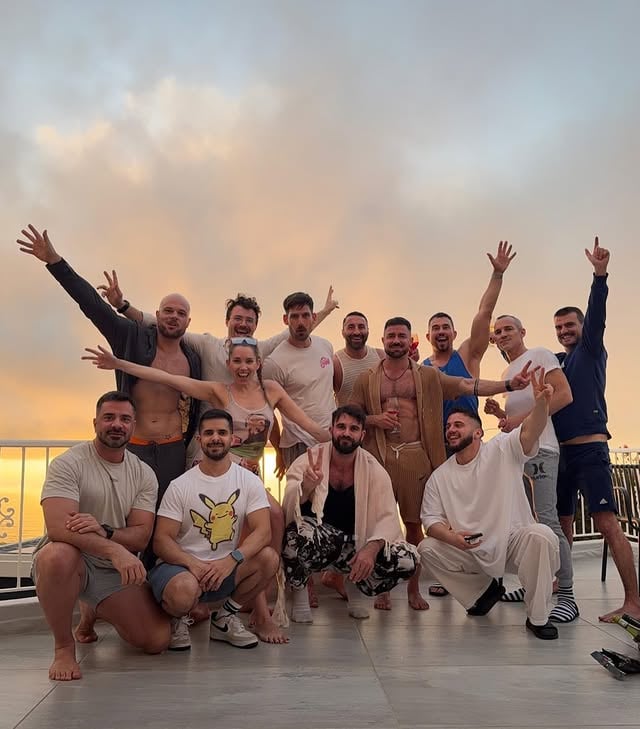 South Africa III/III 🇿🇦 #Capetown The Ubuntu crew! 💞My new love: the Boulder’s Beach penguins 🐧, the amazing experience of paragliding for the first time 🪂, Clifton beach, iced matcha latte zu spät beim Pilates, the most amazing ball #ballroom ever, hiking up Lion’s Head 🦁, Woodstock art made in Valencia, the unexpected Going Merry 🏴‍☠️ and, finally, the golden treasure we went to seek. 🌅❤️#southafricatrip #ubuntu #corememory by @jensdefries