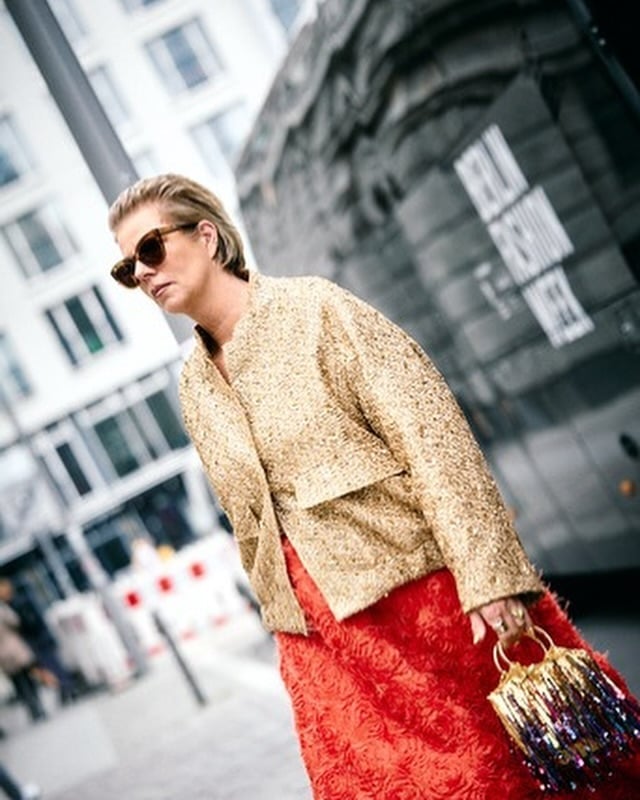 Heute lade ich ein Bild in meinen Feed, das mir extrem viel bedeutet!Ich liebe Streetstyle, so bin ich zu Instagram gekommen. Mode die man auf der Straße sieht, festgehalten in coolen Situationsfotos, nicht gestellt!Und nun habe ich genau so ein Bild, geschossen von der unglaublich talentierten Streetstylefotografin @carolinekynast !!!Veröffentlicht in @voguegermany , @vogueaustralia und @voguemagazine . Entstanden ist es bei der Berlin Fashion Week. @berlinfashionwe An der Stelle sage ich einmal DANKE @carolinekynast Und DANKE ans Universum, ihr wisst schon was ich meine 🫶Ja und eines füge ich noch hinzu: ich bin stolz auf meinen Style!#streetstylefotography #voguegermany #vogueaustralia #carolinekynast #vogue #voguemagazine #streetstyle #berlinfashionweek #fashionweek #higheststreetfashion #eggersandrea by @eggersandrea