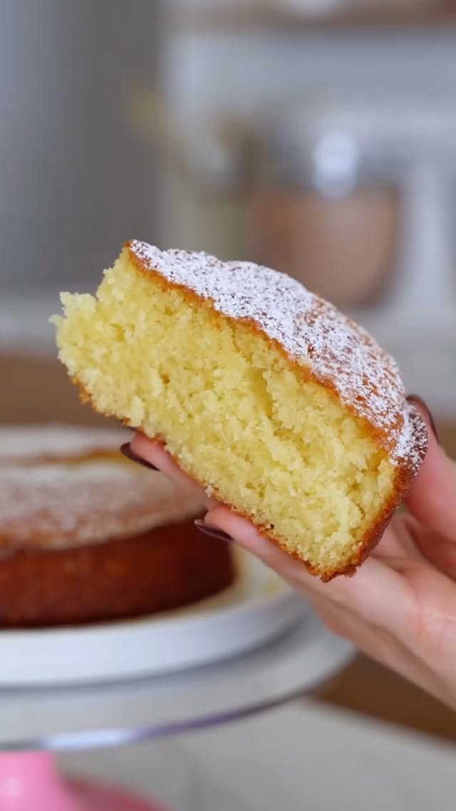 Je suis pas une menteuse ! 😌Like et commente « yaourt » pour recevoir la recette détaillée 🍰Le gâteau au yaourt : Une recette ultra rapide et super moelleuse pour un goûter maison qui aura un succès garanti ! #recette #rapide #gateauauyaourt #faitmaison by @latelierderoxane