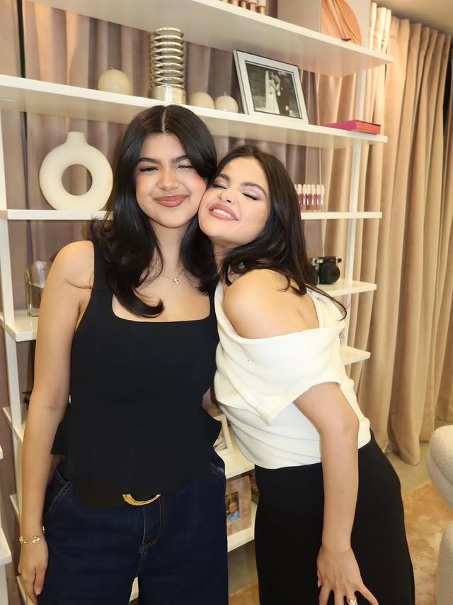 me and twin 👯‍♀️ @selenagomez @rarebeauty by @saraecheagaray