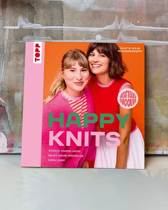 🎉 Trommelwirbel! Heute erschien mit „Happy Knits“ das allererste Buch von @lesfillesducoeur. Julia und Lilly bannten ihre Liebe zu starken Farben sowie lässigen Styles auf Papier. Die 144 Seiten machen glücklich und motivieren, zur Nadel zu greifen. Die leidenschaftlichen Schwestern überzeugen selbst blutige Strickneulinge und liefern alles, um sie gelingsicher ans Ziel zu führen. Mit dem Buch kann garantiert jeder stricken lernen und es sofort in die Tat umsetzen.Das erwartet dich:🧶 coole Unisex-Modelle🧶 nahtlose Top-down-Designs🧶 bebilderter Grundlagenteil🧶 viele Schritt-für-Schritt-Fotos🧶 durchdachte Videotutorials🧶 Tipps zum Entwerfen eigener Modelle🧶 SOS-Tipps bei typischen ProblemenSchnappe dir dein „Happy Knits“ Exemplar … oder am besten direkt zwei! Das Gute-Laune-Werk ist ein tolles Geschenk, das deinen Freundeskreis zum Stricken bringen wird. Der Jahresanfang eignet sich schließlich hervorragend dafür, Neues auszuprobieren.Das Buch kannst du im Onlineshop von @lesfillesducoeur, beim @frechverlag, aber auch im Buchhandel kaufen. Wir haben es ebenfalls bereits in einigen Wollgeschäften gesichtet.#lanagrossa #lesfillesducoeur #strickenlernen #stricken #strickenmachtglücklich #strickenfürdieseele #topdownknitting by @lesfillesducoeur