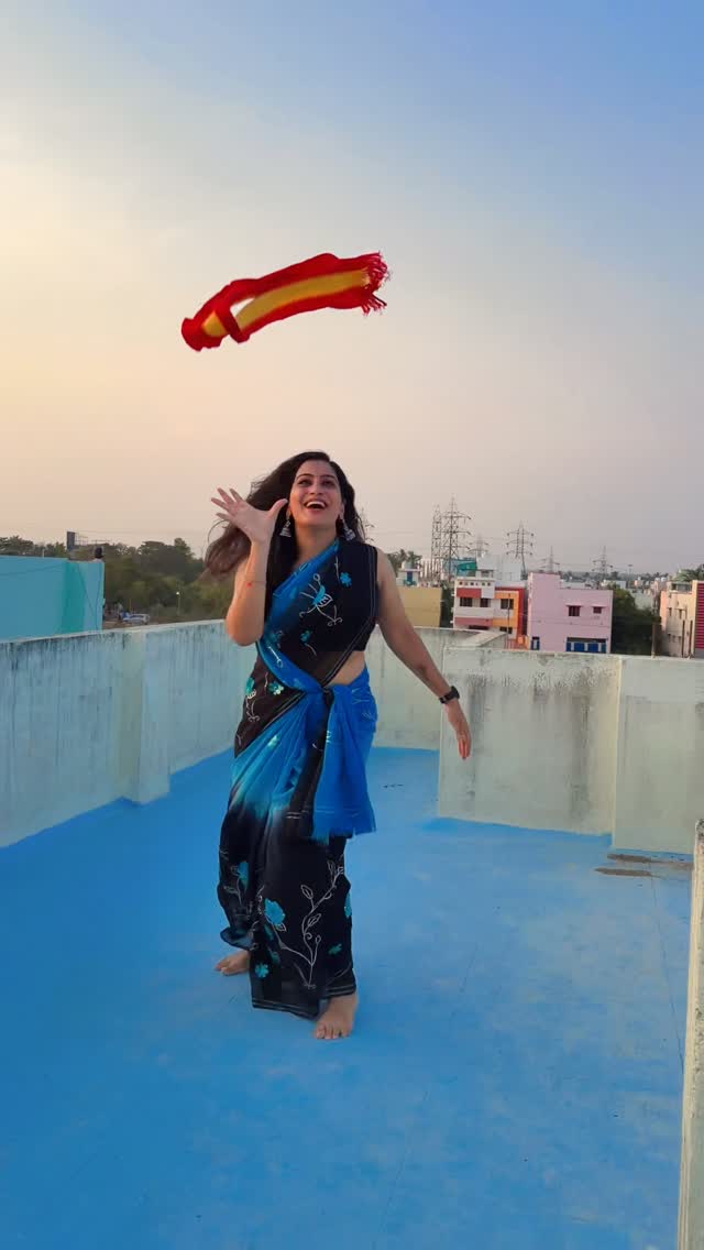 ஹேய் கோடம்பாக்கம் ஏரியாஓட்டு கேட்டு வாறியாகுத்தாட்டம் என்னோட ஆட ரெடியா! #pondicheryqueen #trending #tvk #trendingsong #helanloveu14 by @helanloveu14