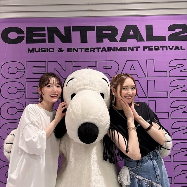 昨日の「CENTRAL FEST 2026」オフショット✨戸松遥ちゃんとの2マンライブ、最高に楽しかったです☺️ スヌーピーも来てくれたよ🐶そして9月12日にKT Zepp Yokohamaにてワンマンライブをやることが発表しました！皆さまのお越しをお待ちしています♪#central_fest by @hanazawa_kana.official