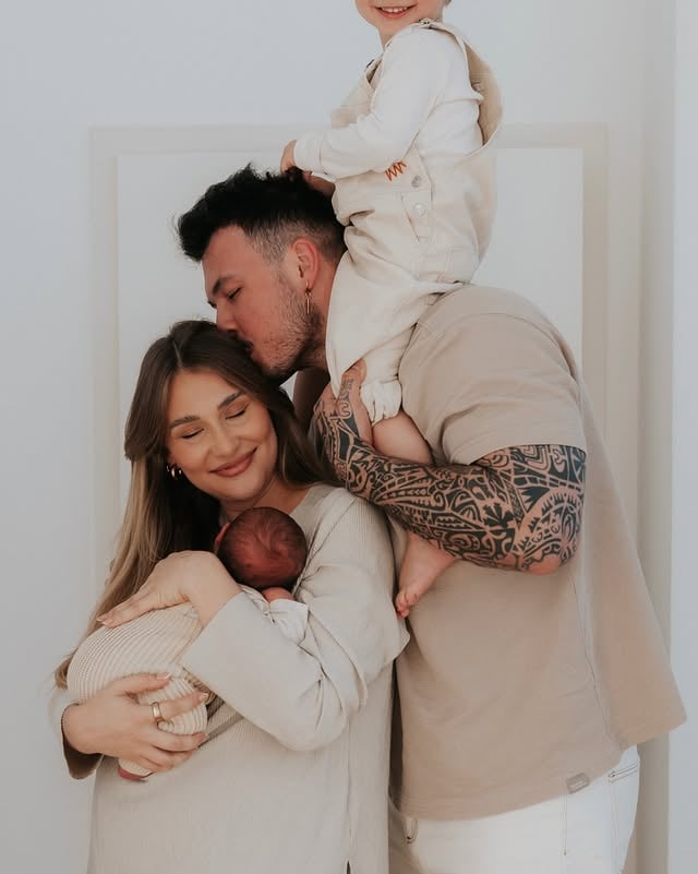 Ich wünschte dieses Bild hätte ich vor vielen Jahren schon sehen können, um Hoffnung zu haben - irgendwann wird alles gut.. 😭❤️‍🩹Wir können es garnicht glauben: unsere eigene Familie. 🥹Das schönste Ostergeschenk überhaupt! 🤍🌈Foto: @martaryba_photography 🥹🤍_______________________#ivftwins #ivfbaby #kinderwunsch #newborn #familie by @timjohnsonx