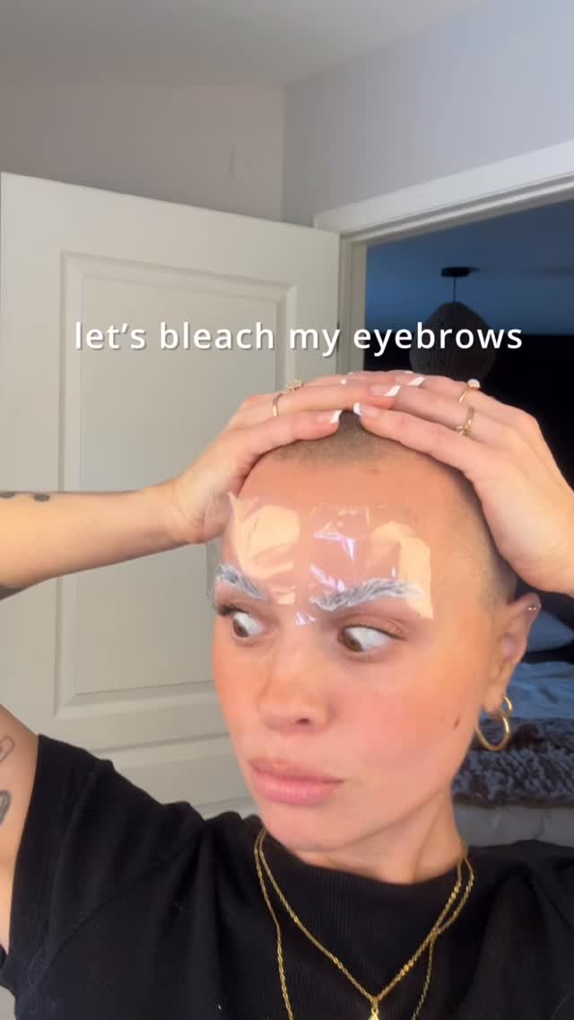 bleaching my eyebrows because apparently I make good decisions 🙂products I used:• @loreal.canada Quick Blue bleach• @wellahair developer• @olaplex purple conditioner • @theordinary toner#bleachedbrows #buzzcut #eyebrowtutorial #buzzcutgirl #makeuptransformation