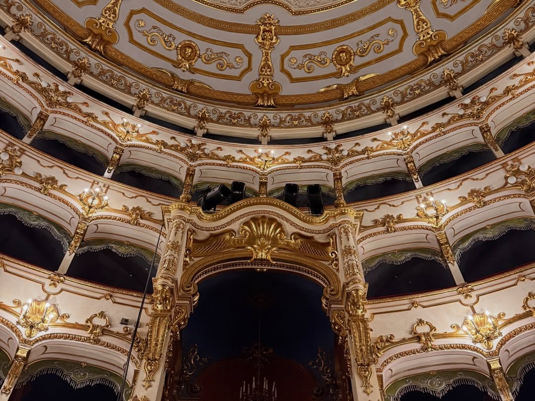 Questa mattina mi sono preso un lusso: quel tempo prezioso per girare a piedi il centro di Piacenza, per respirarne l’anima.Sono momenti sempre più rari nella società frenetica di oggi. Soprattutto per un milanese come me, padre di due figli che stanno crescendo, pieni di attività, incastri, corse, orari da tenere insieme come si può. E forse proprio per questo, stamattina, camminare senza dover arrivare subito da qualche parte mi è sembrato quasi un gesto rivoluzionario.Piacenza ha questa qualità discreta: non ti aggredisce, non si impone. Ti chiede di rallentare quel tanto che basta per accorgerti delle proporzioni, dei silenzi, della misura. E in questa misura, paradossalmente, si sente tutto di più.Forse è anche da qui che passa “La mente in scena”. Passa dalla possibilità di fermarsi un momento e ascoltare ciò che, di solito, nella fretta copriamo. I pensieri che ci abitano, le contraddizioni, le fragilità, le spinte profonde, le domande che non fanno rumore, ma cambiano il nostro modo di stare al mondo.Stasera, al Teatro Municipale di Piacenza, con le due mie meravigliose attrici @lastefiandreoli e @aliceredini e con la mia regia e drammaturgia, proveremo a dare forma proprio a questo: non a una spiegazione, ma a una presenza. Non a una tesi, ma a un’esperienza.Perché la mente non è un luogo ordinato. È più simile a una città vera e propria: fatta di facciate e stanze interne, di slanci improvvisi, di ombre, di geometrie e di smarrimenti. E a volte basta attraversarla a piedi, con attenzione, per sentirla parlare.La mente in scena Stasera — Teatro Municipale, Piacenza