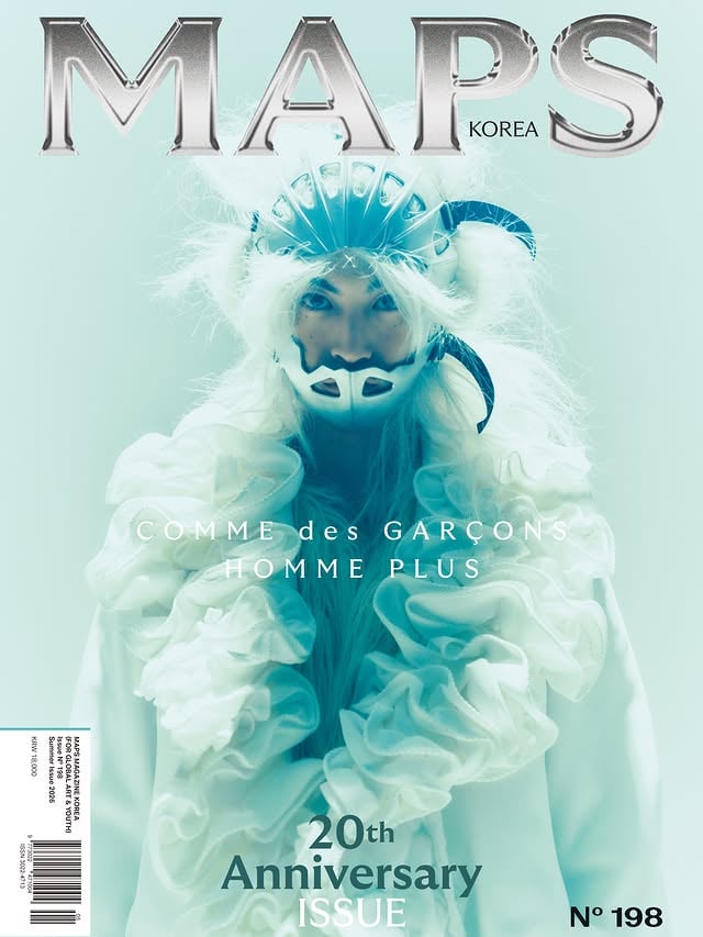 #MAPS20thANNIVERSARY MAPS KOREA 2026 SUMMER ISSUE with COMME des GARÇONS HOMME PLUS(@commedesgarcons)청백색의 빛 위로 펼쳐지는 COMME des GARÇONS HOMME PLUS의 실험적인 실루엣. 과장된 러플과 미래적인 헤드피스, 그리고 정적인 시선이 만들어내는 긴장감. 낯설고도 아름다운 미학은 이번 시즌 COMME des GARÇONS HOMME PLUS가 보여주는 또 하나의 판타지에 가깝습니다. 현실과 비현실의 경계를 흐리는 순간들을 MAPS KOREA SUMMER ISSUE에서 만나보세요.Photography by Seiya Fujii @seiyafujiiStyling Masahiro Hiramatsu @masahiro_hiramatsuHair & Make-up Takeo Arai @hmaraitakeoMasks Shin Murayama @synmurayamaModel Hibiki @hibiki.tomiyamaAll Items COMME des GARÇONS HOMME PLUS @commedesgarcons *배송은 5월 30일 발간일 부터 순차적으로 출고될 예정이며 오프라인 서점에서도 만나보실 수 있습니다.Preorder now ▶ www.maps-studio.com#commedesgarcons #commedesgarconshommeplus #maps #mapskorea by @mapsworld_media