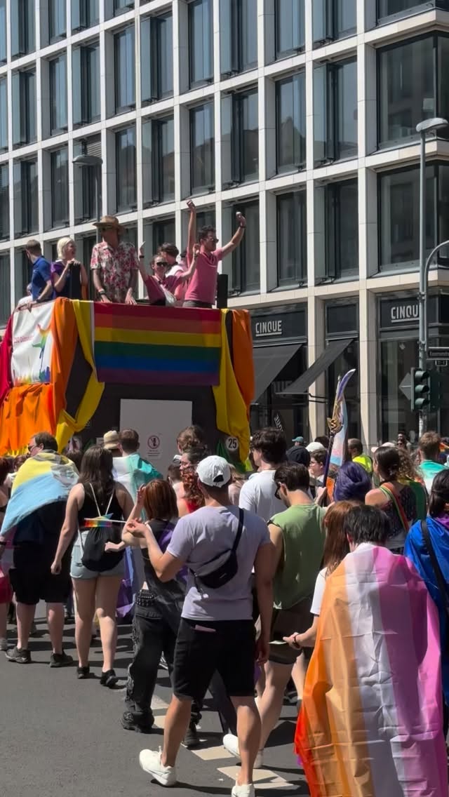 Die Pride Parade in Düsseldorf ist DAS queere Event in Düsseldorf 🌈 Düsseldorf ist laut, queer und BUNT 👏🎉🪩#rausgegangen #düsseldorf by @rausgegangenduesseldorf