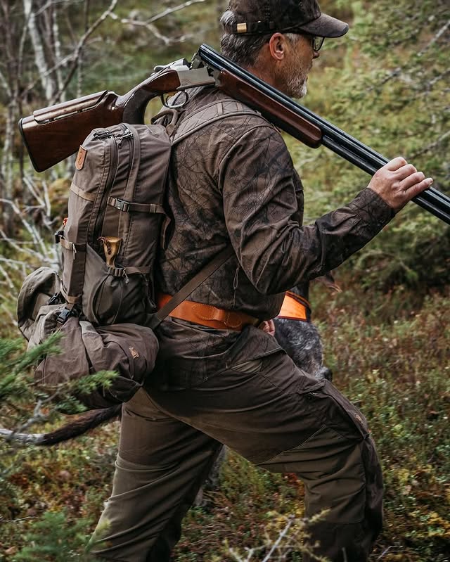 Enjoy every minute of your hunt with the Lappland Hike 15 Backpack. Its slim profile has an excellent fit that reduces the risk of the pack fastening on branches and undergrowth. The innovative back plate is made from pressed discarded wool and is an excellent temperature regulator; it will keep your back warm in the winter and well-ventilated in the warmer months.#conscioushunting by @fjallravenhunting