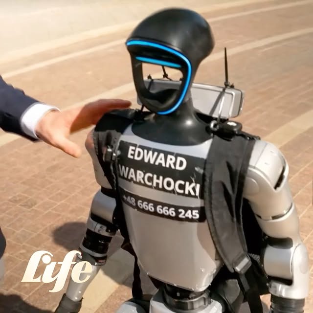 Dieser Roboter macht gerade Schlagzeilen weltweit. Weil er so unglaublich menschlich wirkt und das Internet mit Videos überschwemmt. Er tanzt, schaukelt oder jagt Wildschweine in die Flucht. Ein Rätsel und ein riesiger Hype. Was steckt dahinter? Unsere "Life"-Reporterin ist hautnah dabei und lüftet das Geheimnis hinter der Maschine, über die die ganze Welt spricht. Die ganze Geschichte seht am am Samstag ab 19:05 Uhr bei "Life- Menschen, Momente, Geschichten" bei RTL. #edwardwarchocki @edwardwarchocki #roboter #polen #robot #viral #lifedasmagazin #humanoid #humanoidrobot @sagamedia #rtl by @annikabegiebing_official