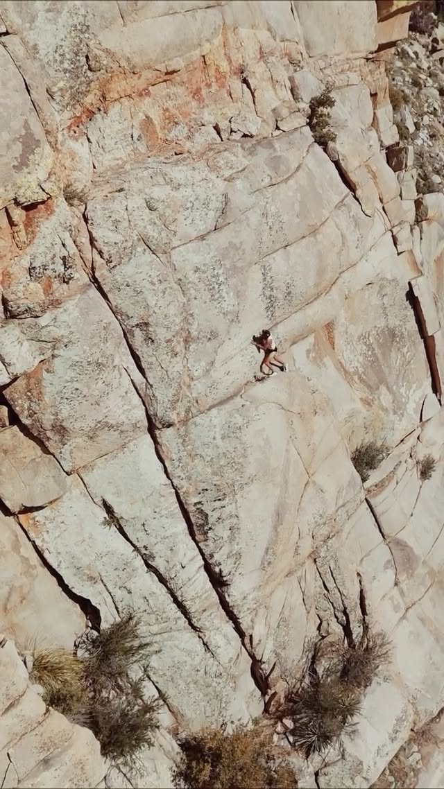 Michael Versteeg free soloing Granite Mountain in the 002. Video @spiritofdylan by @nordarun