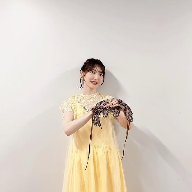 昨日は「五等分の花嫁 SPECIAL EVENT 2026 in TOYOTA ARENA TOKYO」でした🌸に参加してくださった皆さま、ありがとうございました！なんと、新プロジェクトの始動も発表されました☺️5つ子たちを、これからもよろしくお願いいたします！写真はイベント＆パンフレットのオフショットです✨#五等分の花嫁 イベント衣装White dress@seventwothree_723 @seventwothree_natsumi Head piece @seira.miyamura @seira.log Earaccessory @keico_acce by @hanazawa_kana.official